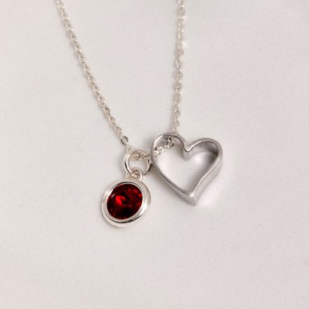 Ezüst nyaklánc szív medállal, piros kristály kővel